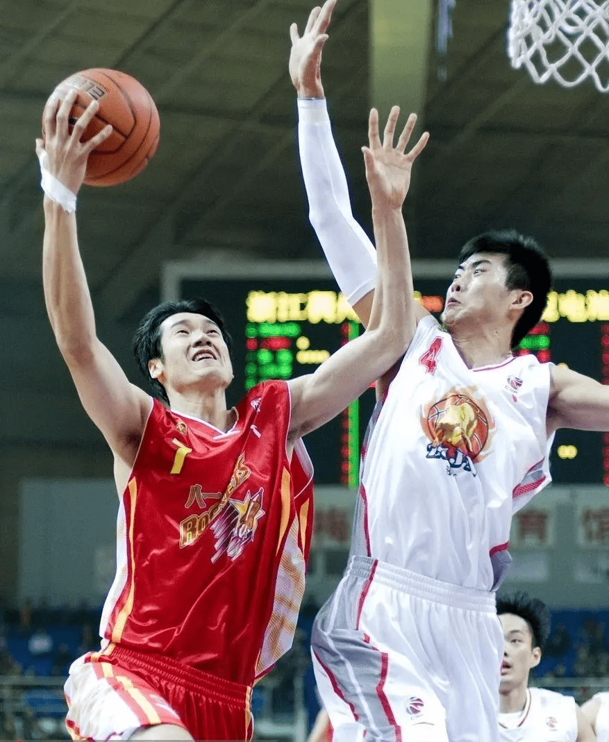 必威电竞入口 -清晨里尔备战CBA常规赛；调整名单细节曝光；话题不断；资深球员宣示担当的简单介绍