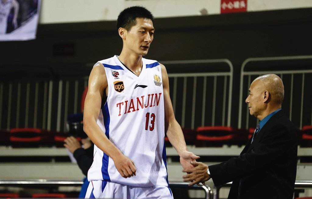 清晨里尔备战CBA常规赛;调整名单细节曝光;话题不断;资深球员宣示担当的简单介绍 清晨里尔备战CBA常规赛;调整名单细节曝光;话题不断;资深球员宣示担当的简单介绍