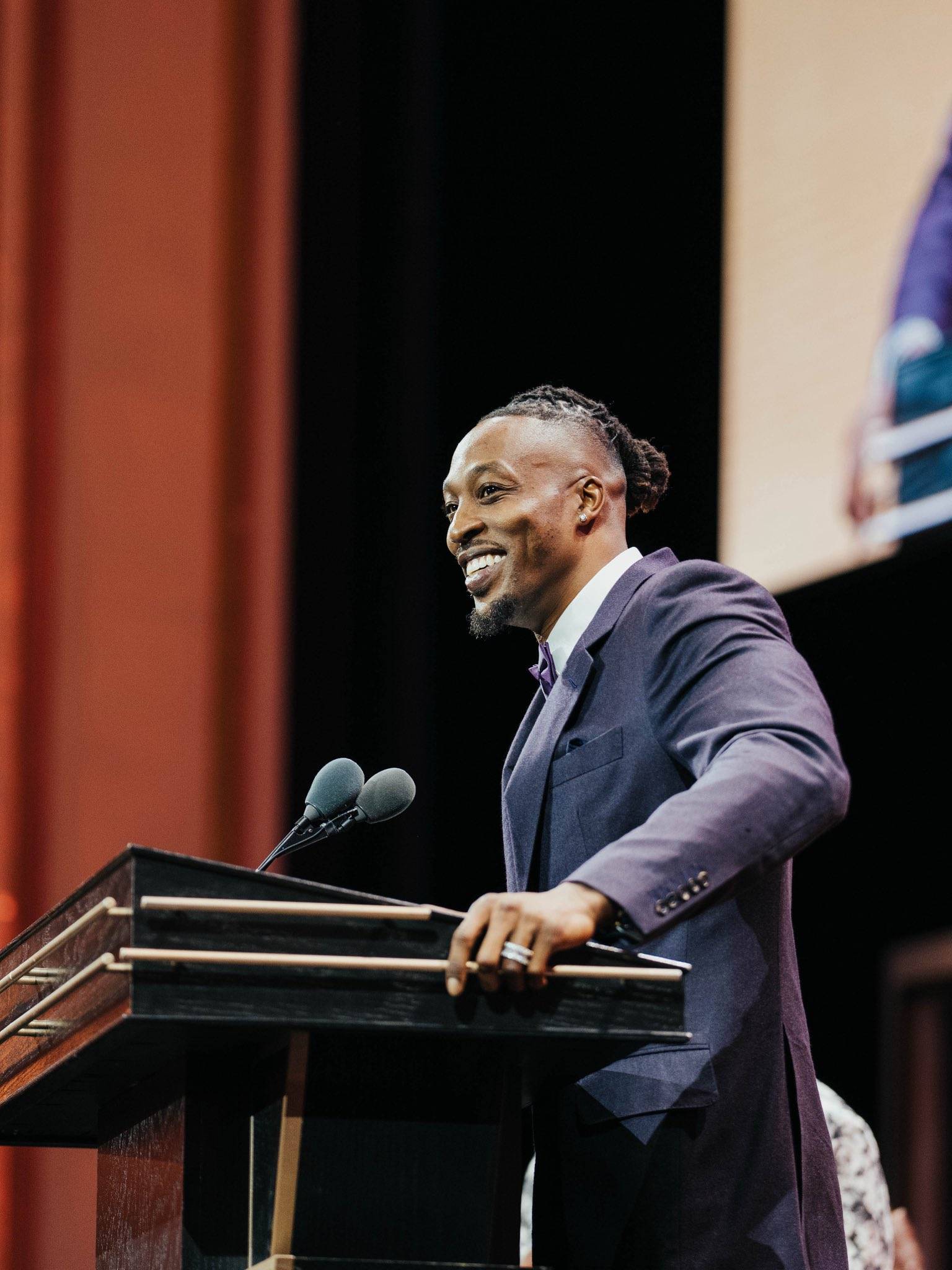  洛杉矶快船训练开放日，国际比赛日官宣签约引欢呼，CBA常规赛在即，纪律约束更严格