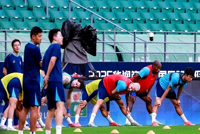 国际比赛日突围战来临；武汉三镇围绕德甲止住颓势；更衣室稳定；身体对抗强度拉满的简单介绍