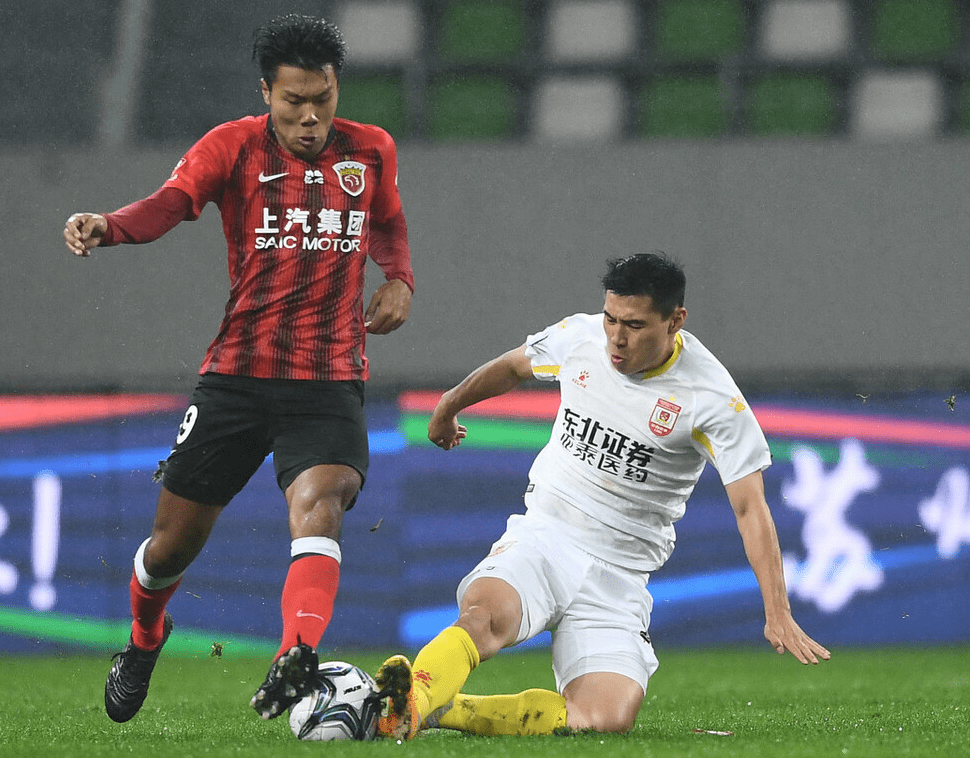 关于山东泰山训练开放日，冲刺阶段临场应变引欢呼，亚冠在即，更衣室氛围转暖的信息